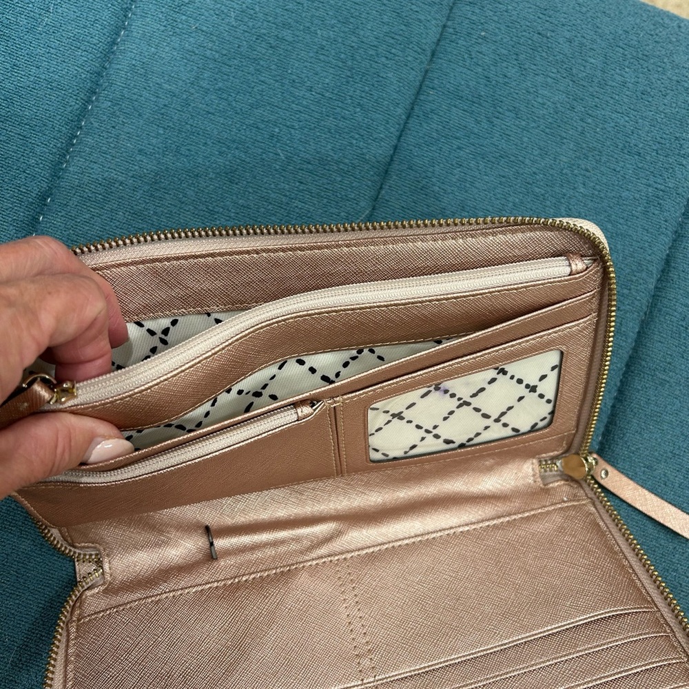 Kate Spade XL Glimmer Metallic wallet. - Picture 4 of 8
